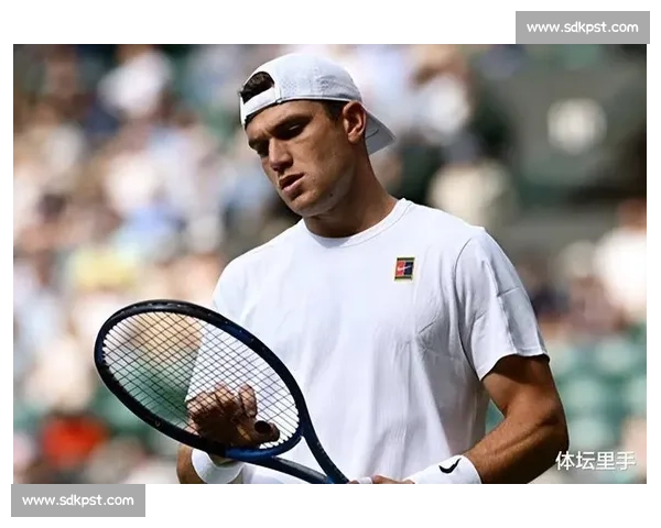 曼联 7 号传奇跨界赋能！德雷珀携红魔战袍剑指温网