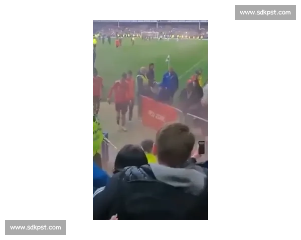 苏州队赛后打扫更衣室传递正能量 留言：保持热爱共铸苏超未来