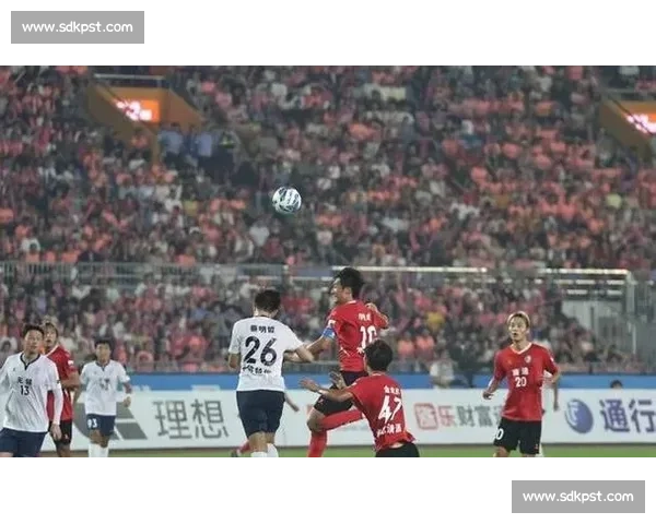 苏超争议一幕!泰州 5 号恶意踹人染红,裁判判罚引球迷集体声讨 苏超争议一幕!泰州 5 号恶意踹人染红,裁判判罚引球迷集体声讨